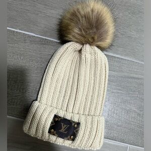 Women’s beanie with pom